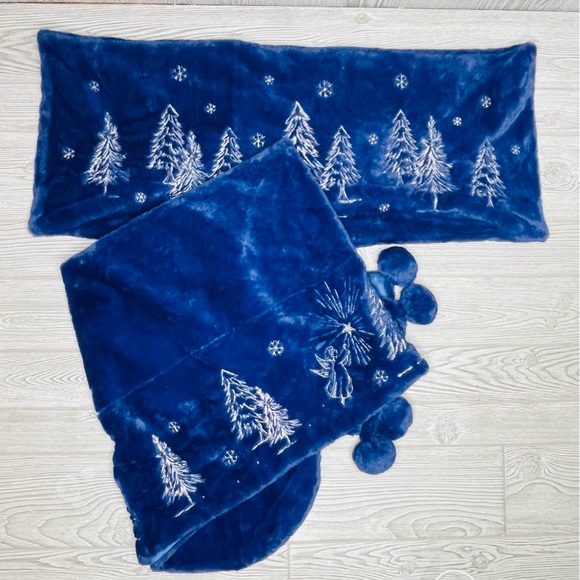 Nwt august and Leo mantel share and pillow cover / case embroidered blue velvet - Picture 1 of 7